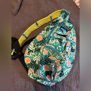 Kavu rope crossbody bag in the pattern jungle party